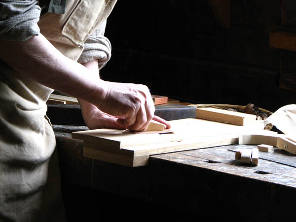 Nacemos de la influencia y formación  heredada en el sector de la <strong>carpintería de madera y ebanistería  en Bertizarana.</strong>